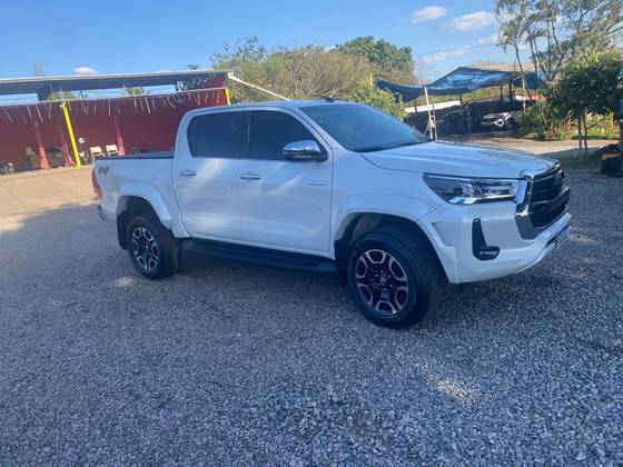 TOYOTA HILUX 2.8 D-4D TURBO DIESEL CD SRX PLUS 4X4 AUTOMÁTICO TOYOTA HILUX 2.8 D-4D TURBO DIESEL CD SRX PLUS 4X4 AUTOMÁTICO